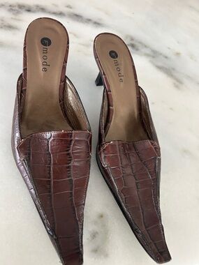 Brown Croc-Embossed Pointed Toe Mule in leather